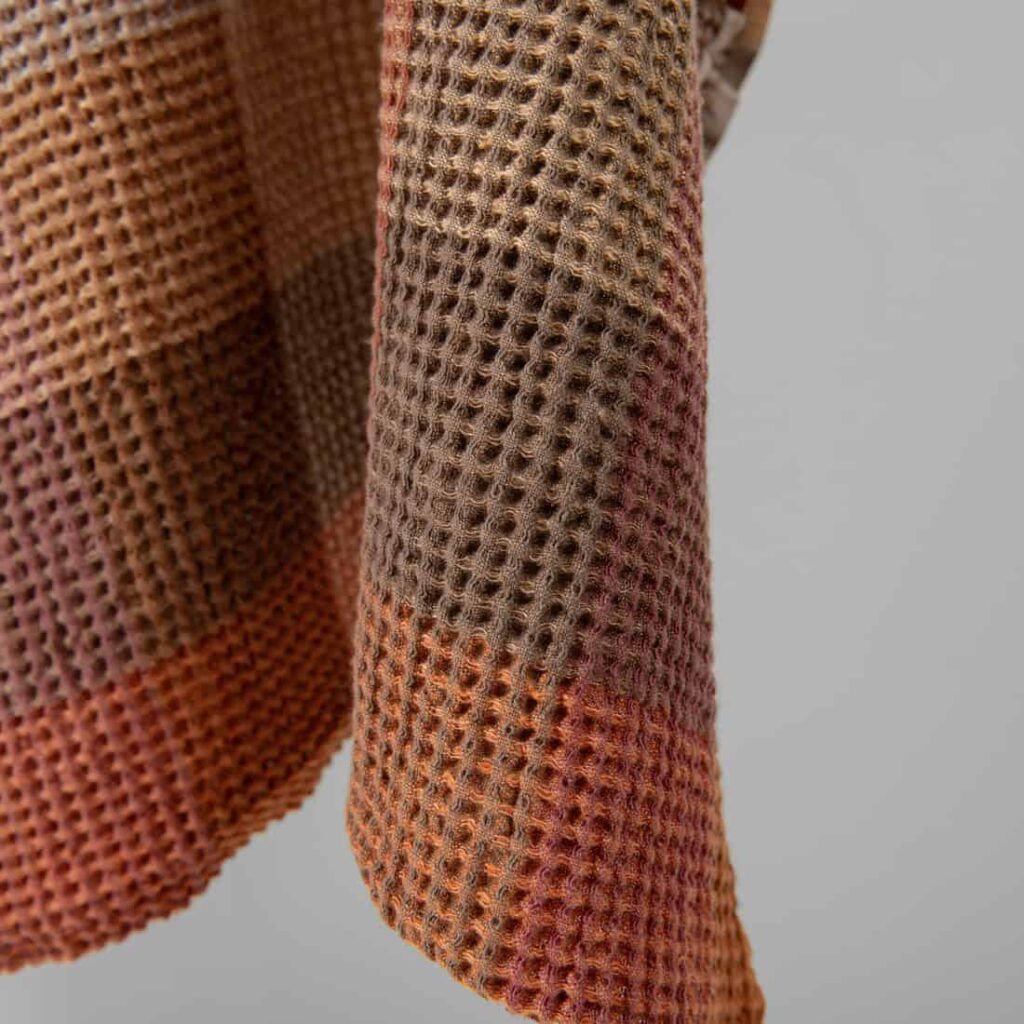 Tissu de coton lin lavé à carreaux marron gaufré 4 Washed linen cotton fabric brown colour checks waffle edge view