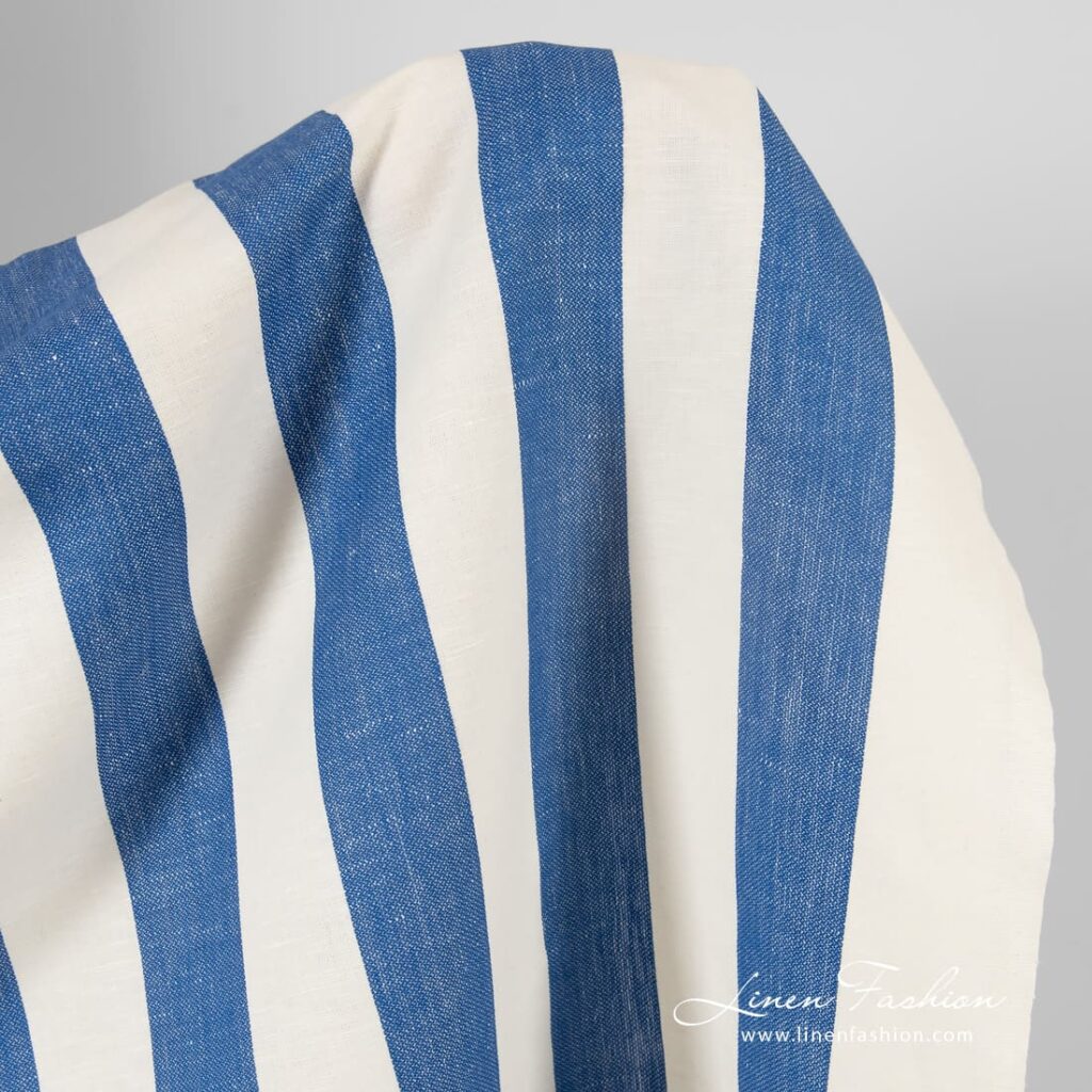 Tissu en lin et coton à rayures bleues et blanches 2 Linen cotton fabric in blue and off-white stripes