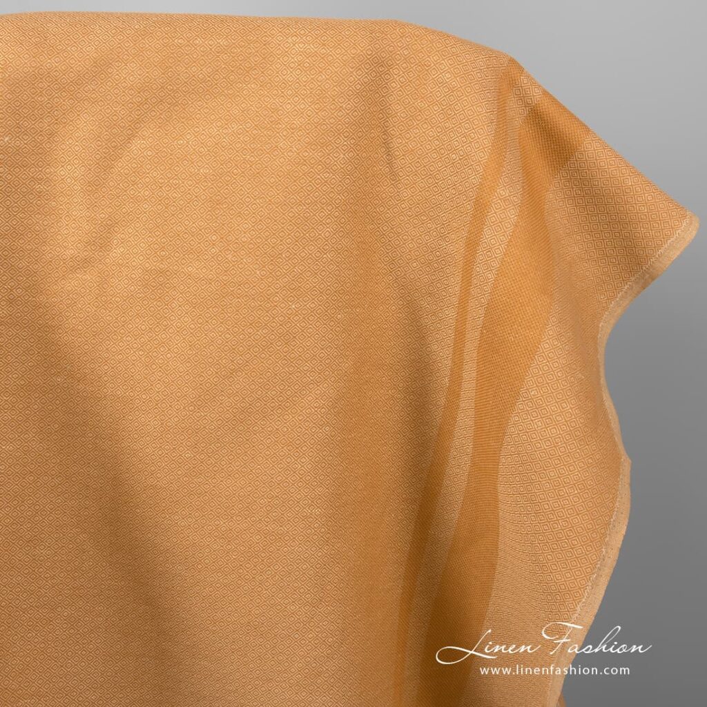 Tissu en lin et coton de couleur marron caramel clair 1 Linen cotton fabric in light caramel brown.