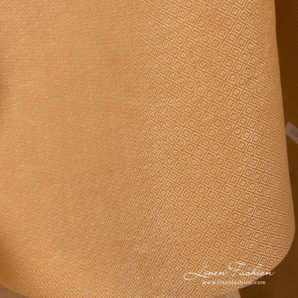 Tissu en lin et coton de couleur marron caramel clair 3 Light caramel brown colored linen cotton fabric.