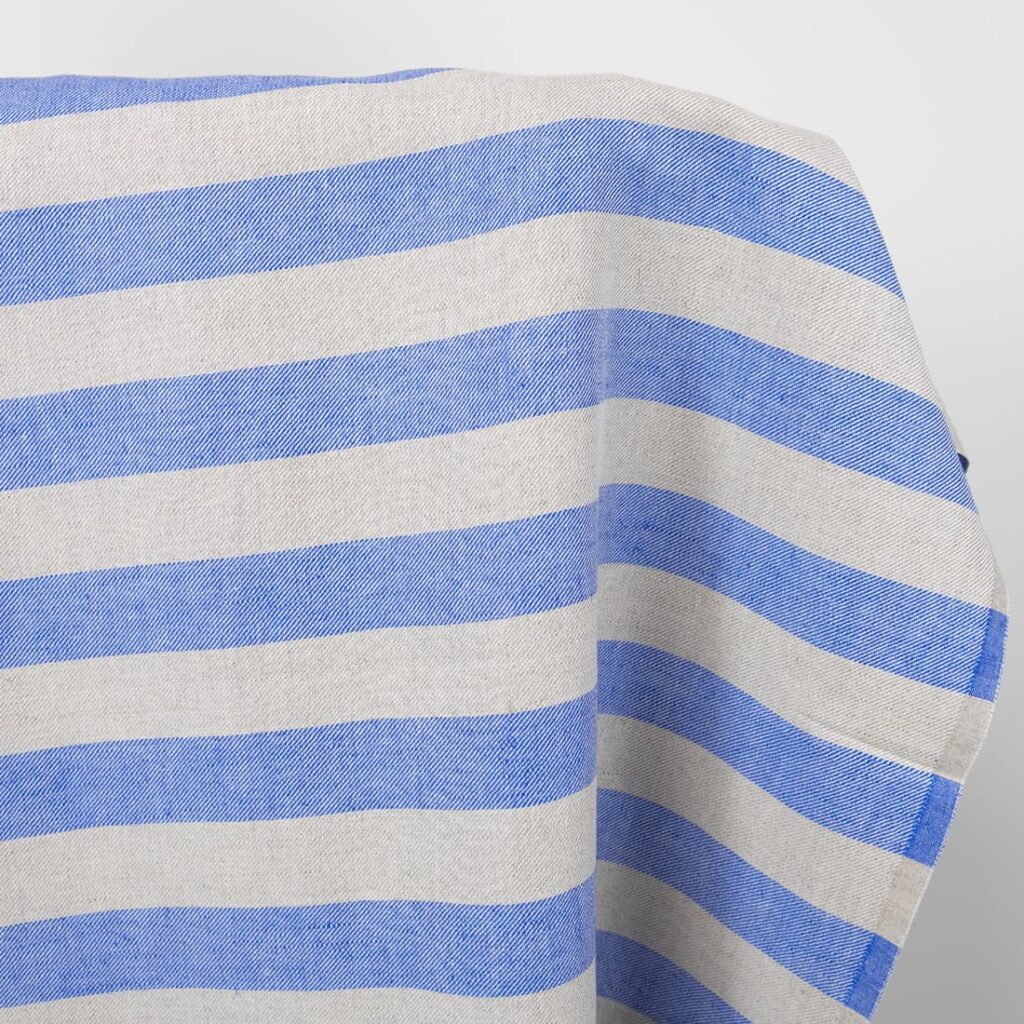 Tissu en lin et coton à rayures beiges et bleues 2 linen cotton blue beige stripes, horizontal.