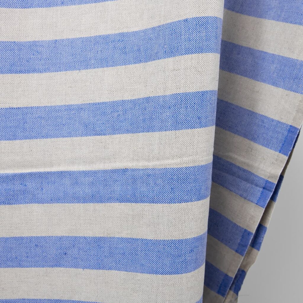 Tissu en lin et coton à rayures beiges et bleues 4 linen cotton blue beige stripes, width 150cm.