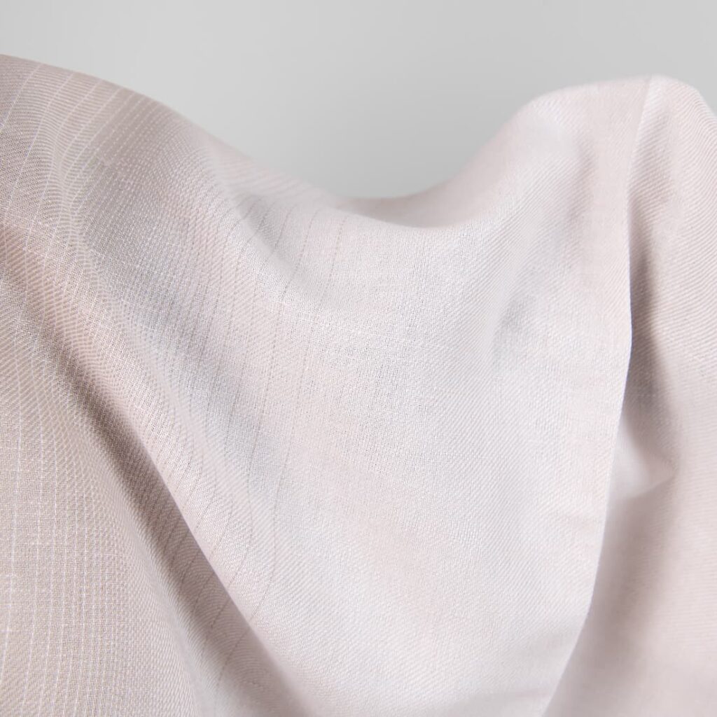 Tissu en lin et coton de couleur rose brunâtre 2 Linen cotton fabric brownish pink colour close up detail