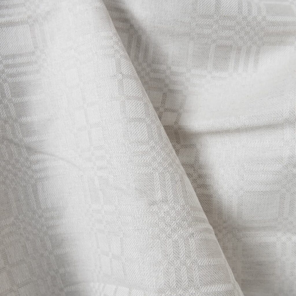 Tissu en lin et coton à carreaux beige clair 2 Linen cotton fabric in light beige checks detail view
