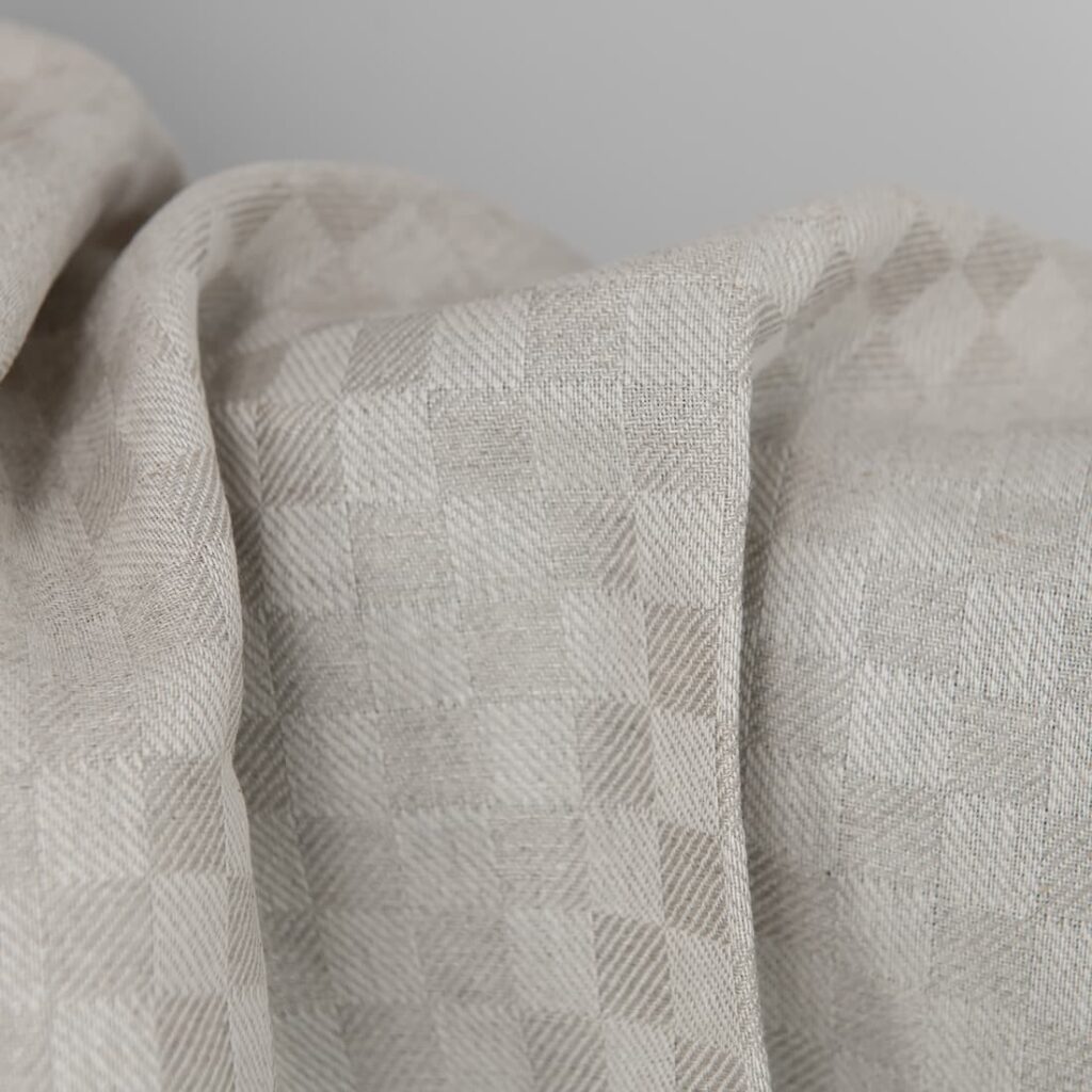 Tissu en lin et coton à carreaux blancs et naturels en sergé 3 Linen cotton fabric white and natural twill checks close up detail