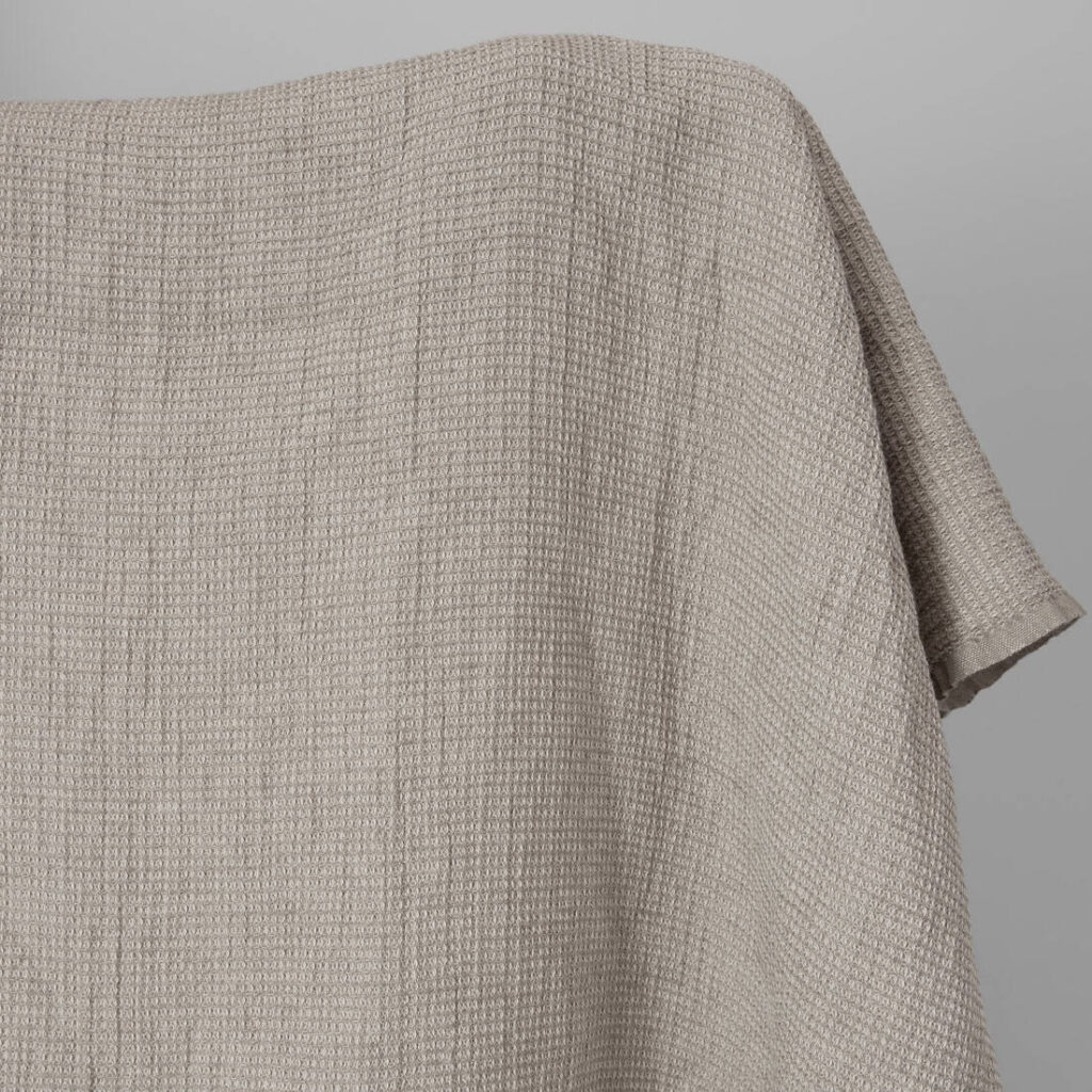 Tissu gaufré en coton lin beige lavé 2 beige linen cotton waffle fabric.