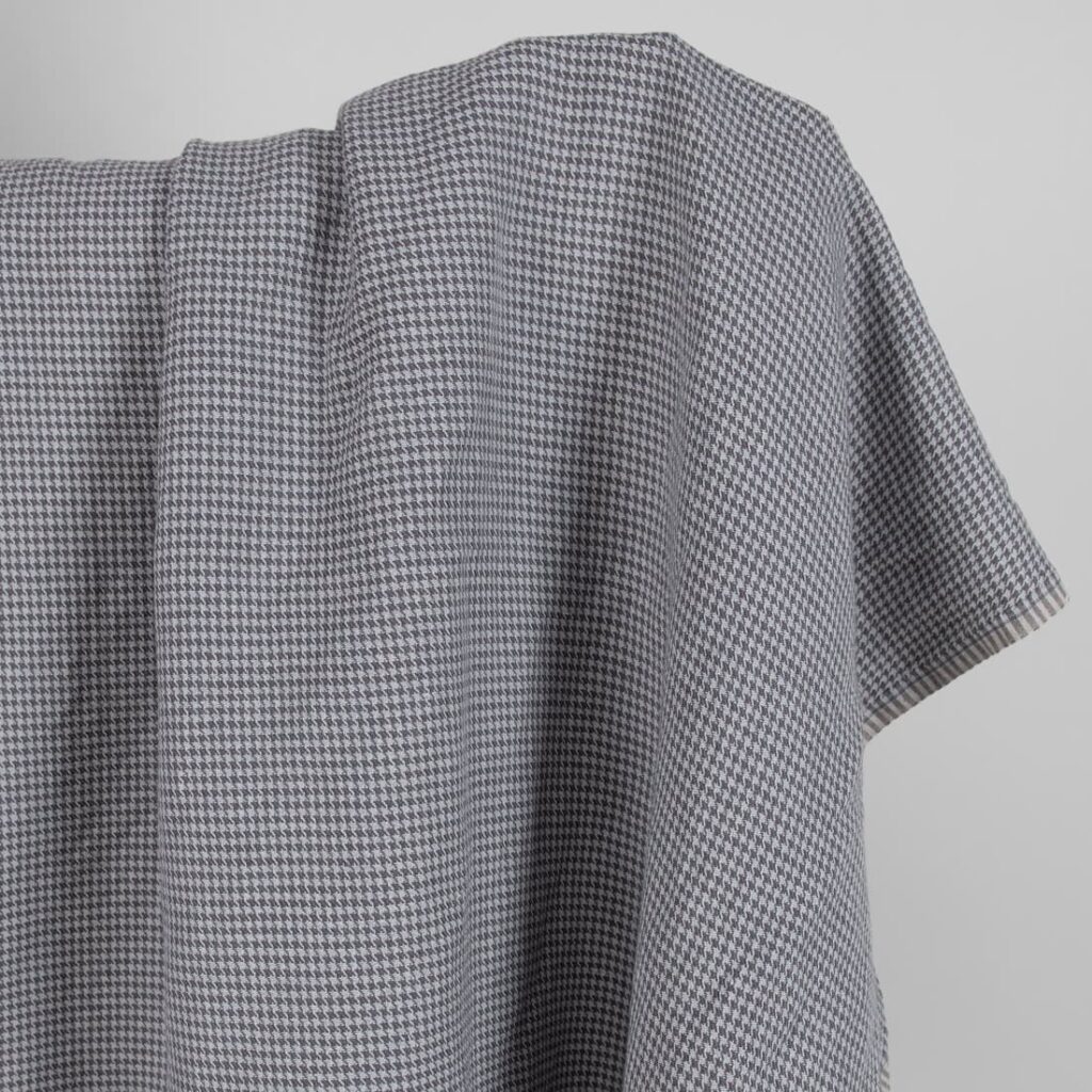 Tissu en coton lin lavé motif pied-de-poule gris 2 Washed linen cotton fabric grey houndstooth pattern product photo