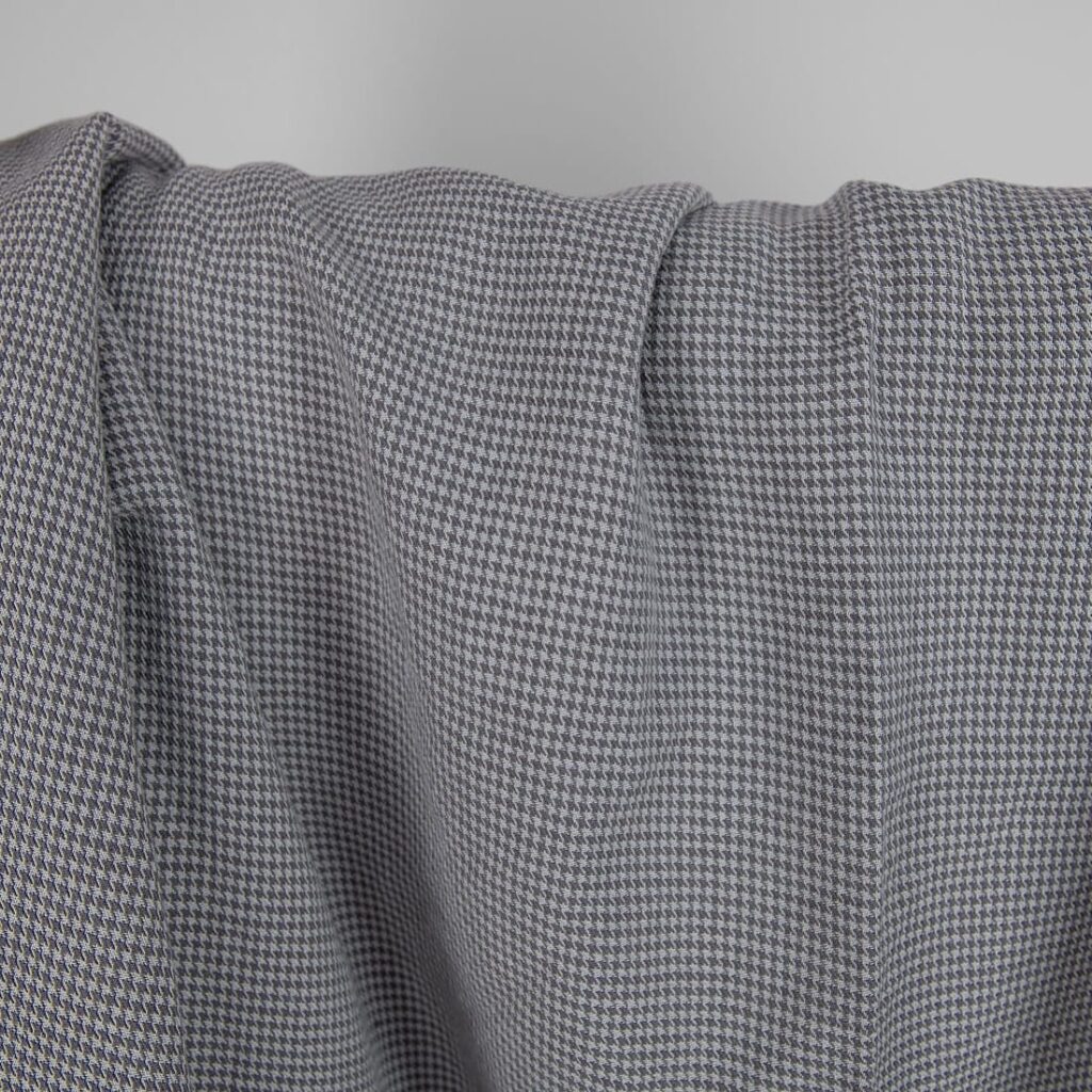 Tissu en coton lin lavé motif pied-de-poule gris 3 Washed linen cotton fabric grey houndstooth pattern close up detail