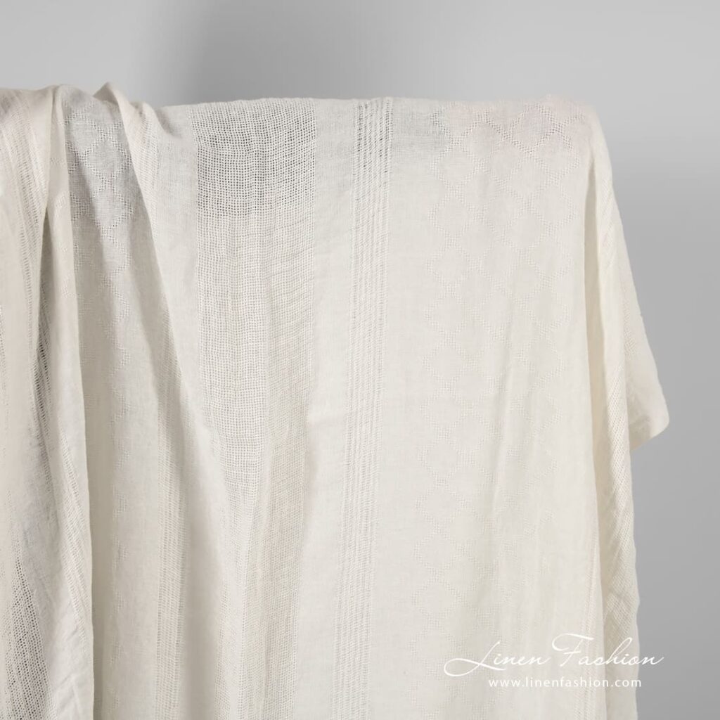 Tissu de lin lavé à rayures blanches clairsemées 1 White linen fabric in rare stripes