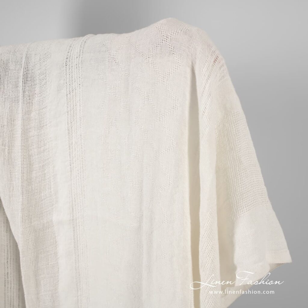 Tissu de lin lavé à rayures blanches clairsemées 3 White linen fabric in rare stripes, washed