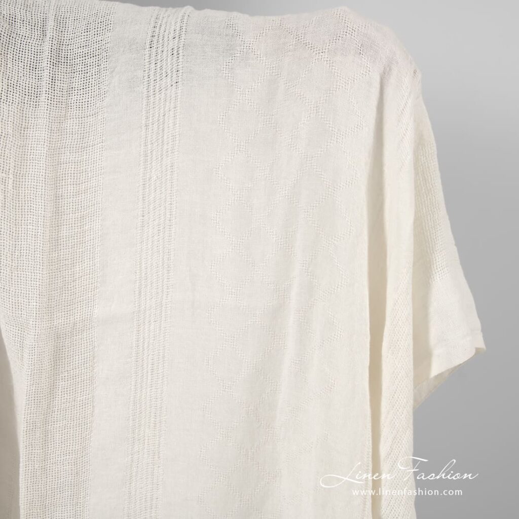Tissu de lin lavé à rayures blanches clairsemées 2 White linen fabric in rare stripes, specially washed