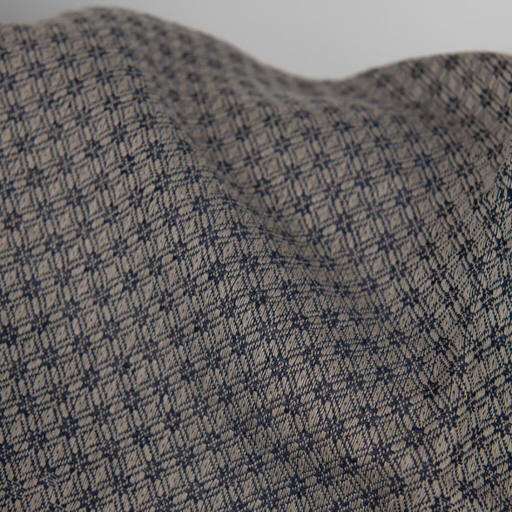Tissu en lin et coton bleu et beige à motifs de losanges 2 Linen cotton fabric blue and beige diamond pattern close up detail