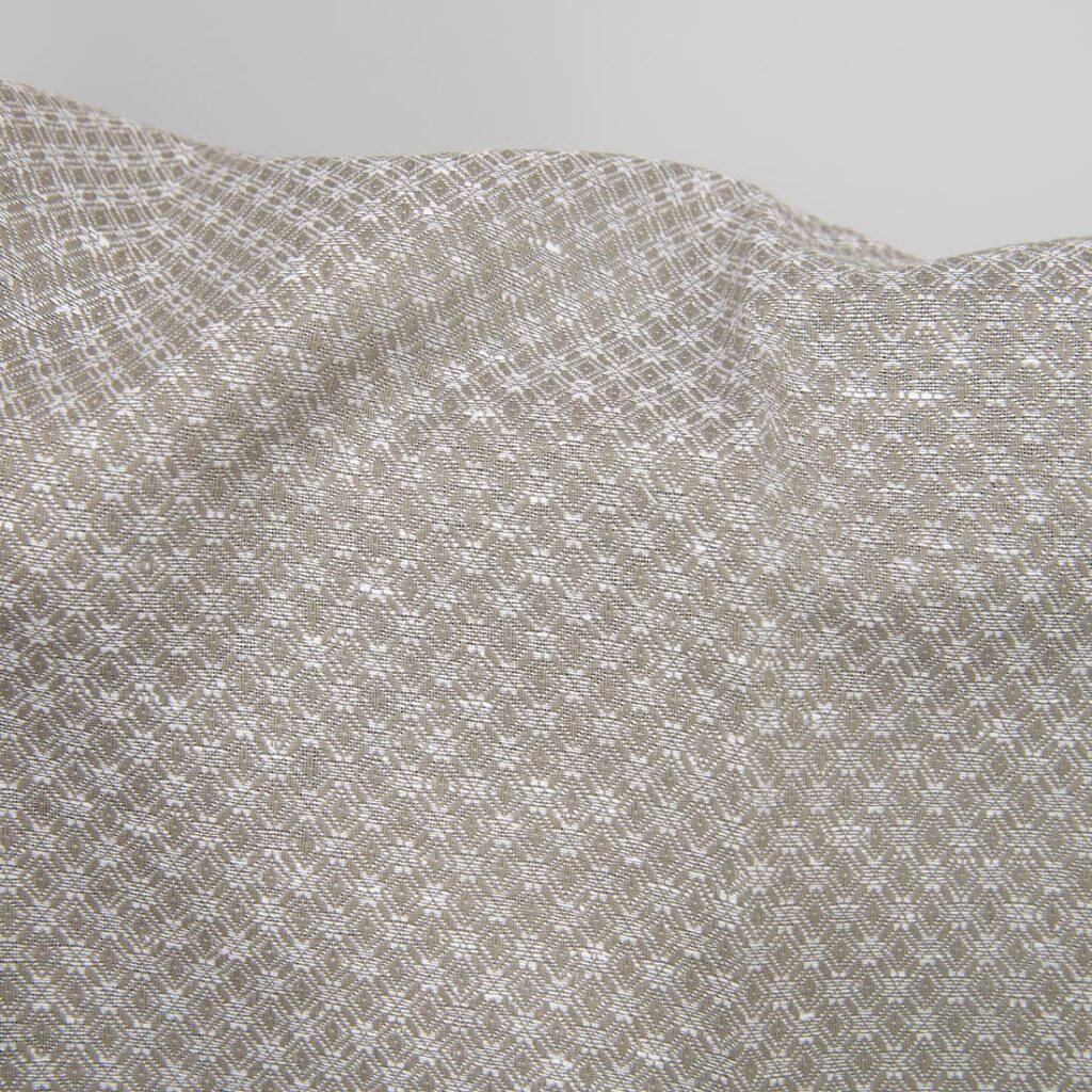 Tissu en lin et coton beige foncé et diamants blancs 3 Linen cotton fabric dark beige and white diamonds close up detail