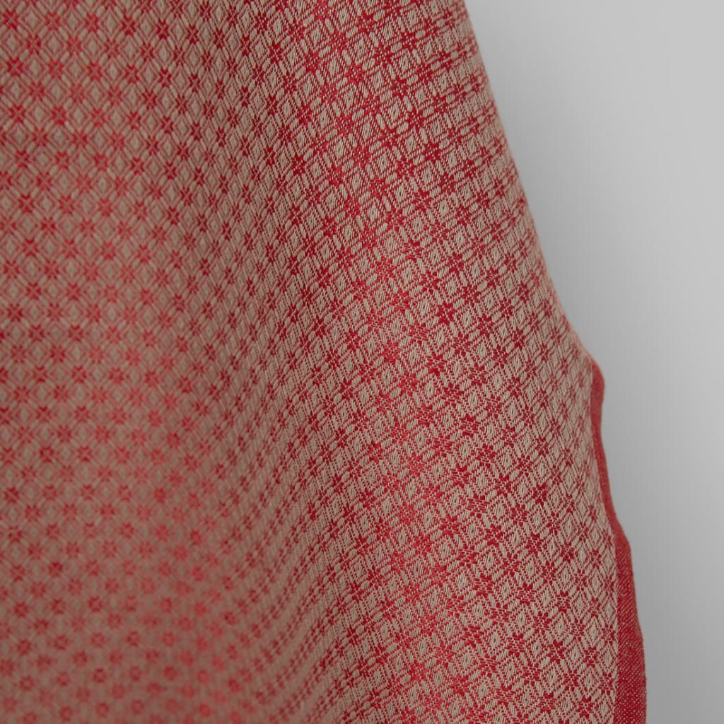 Tissu en lin et coton rouge et beige à motifs de losanges 3 Linen cotton fabric red and beige diamond pattern close up detail