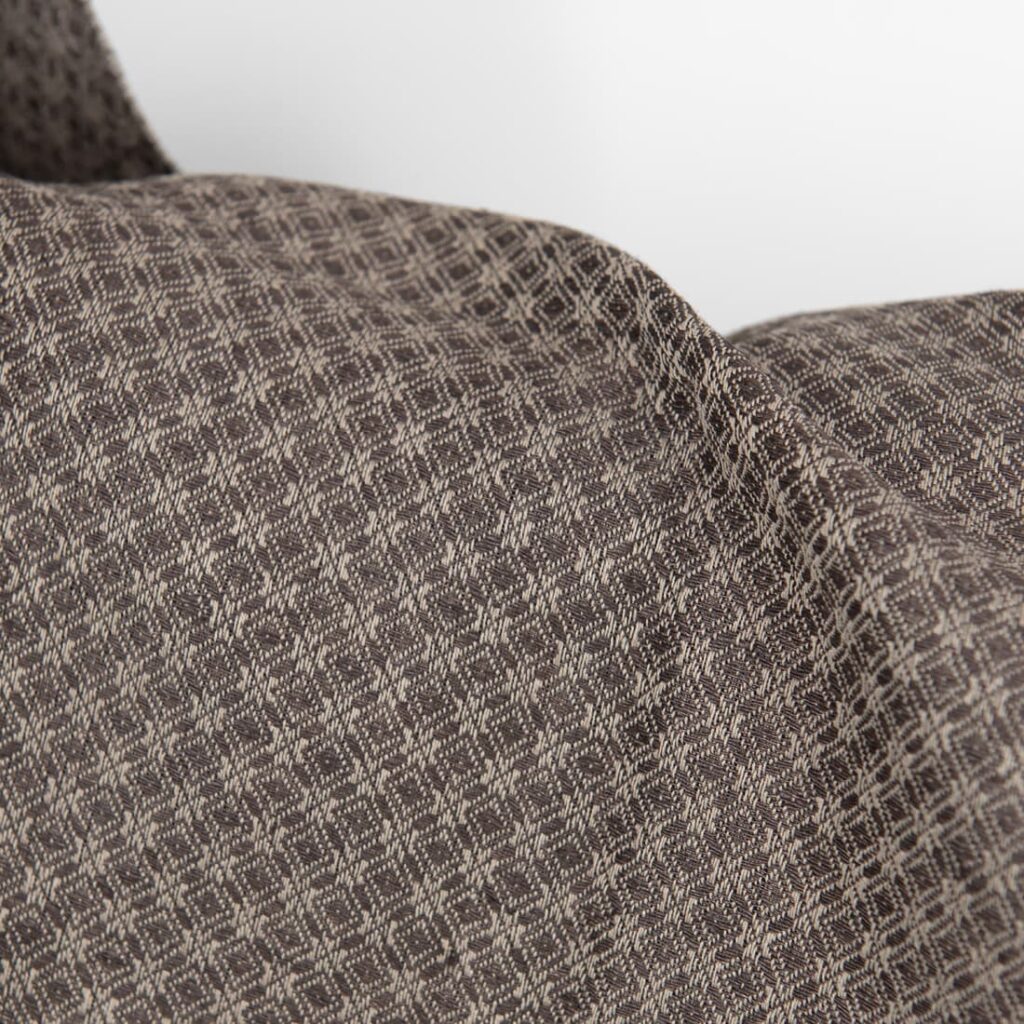 Tissu en lin et coton marron et beige à motifs de losanges 2 Linen cotton fabric brown and beige diamond pattern close up detail