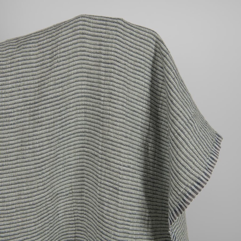 Tissu en lin lavé vert-gris à petits motifs 4 Washed linen fabric green-grey small pattern product photo