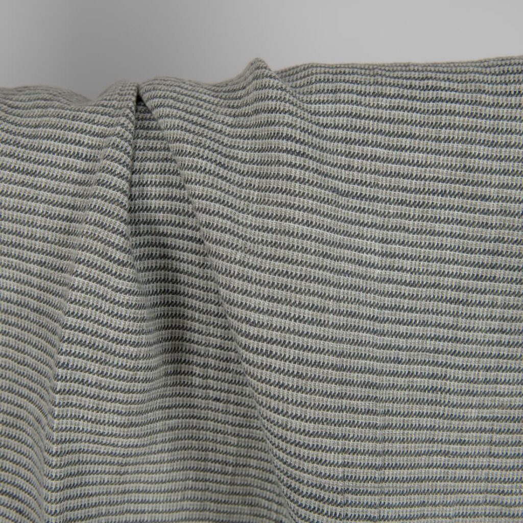 Tissu en lin lavé vert-gris à petits motifs 3 Washed linen fabric green-grey small pattern close up detail