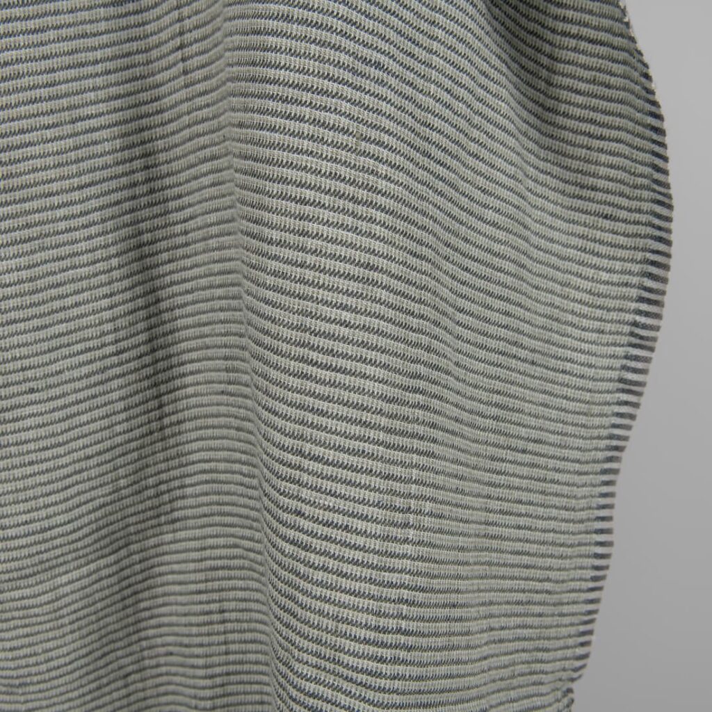 Tissu en lin lavé vert-gris à petits motifs 2 Washed linen fabric green-grey small pattern edge