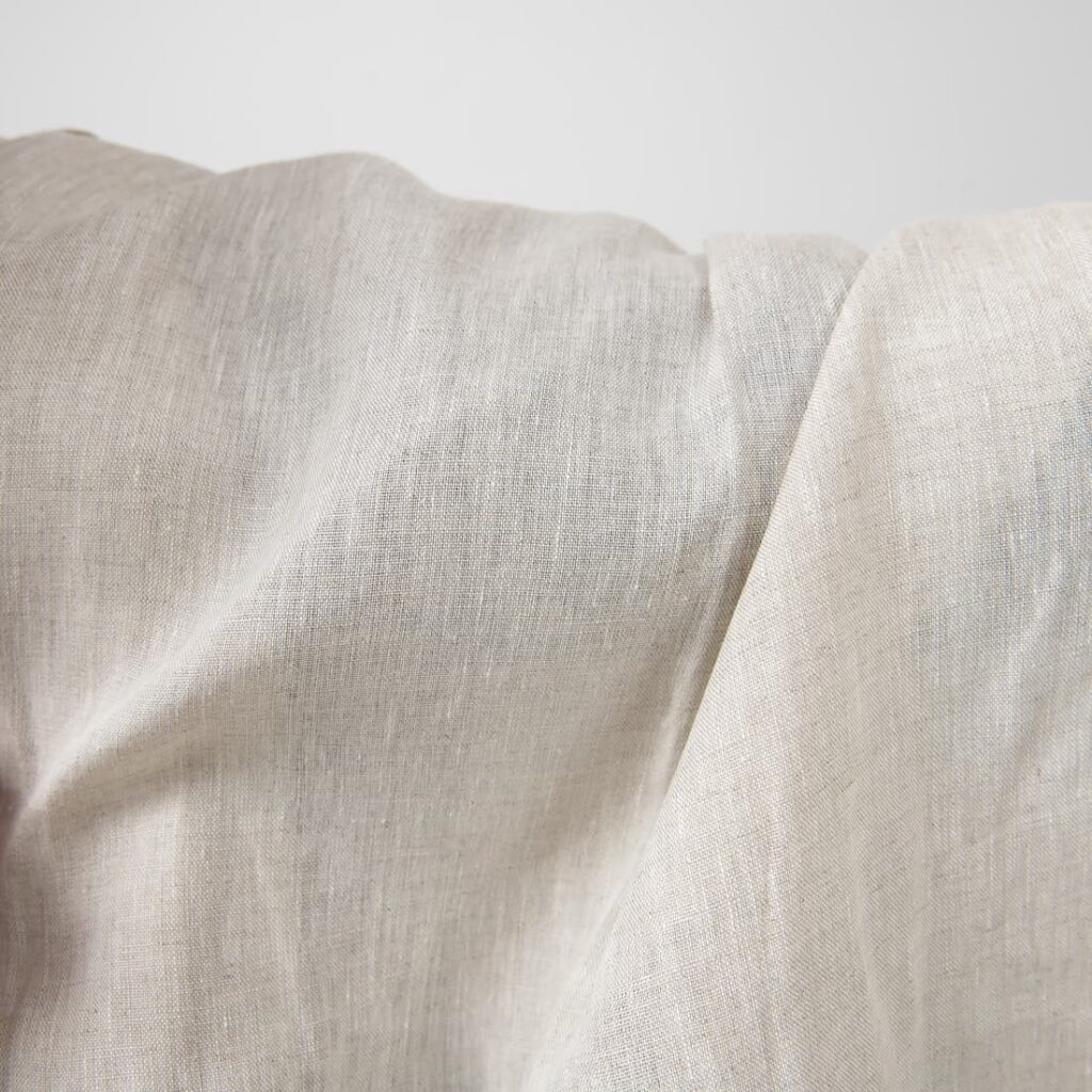 Tissu en pur lin, gris clair 2 Pure linen fabric in light grey close up detail