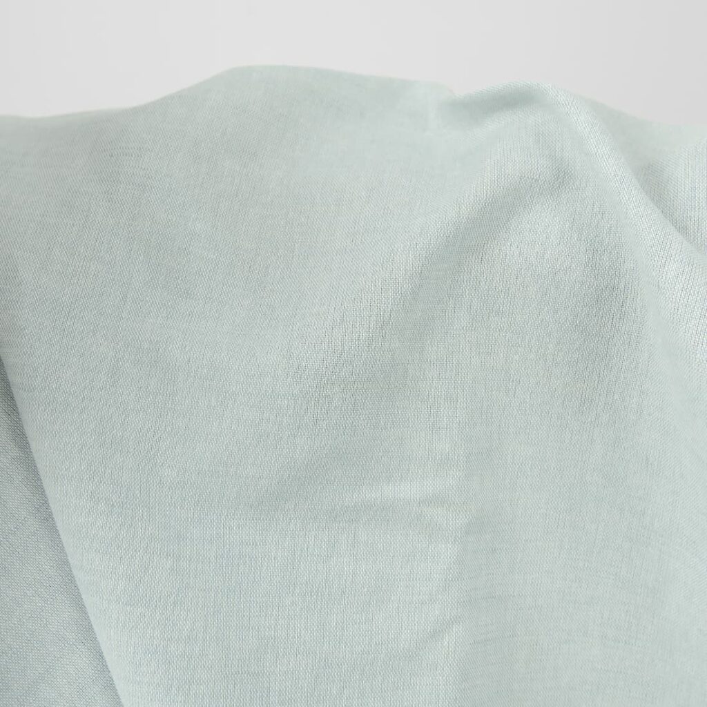 Tissu large en lin et coton de couleur turquoise pâle 3 Wide linen cotton fabric pale turquoise colour close up view