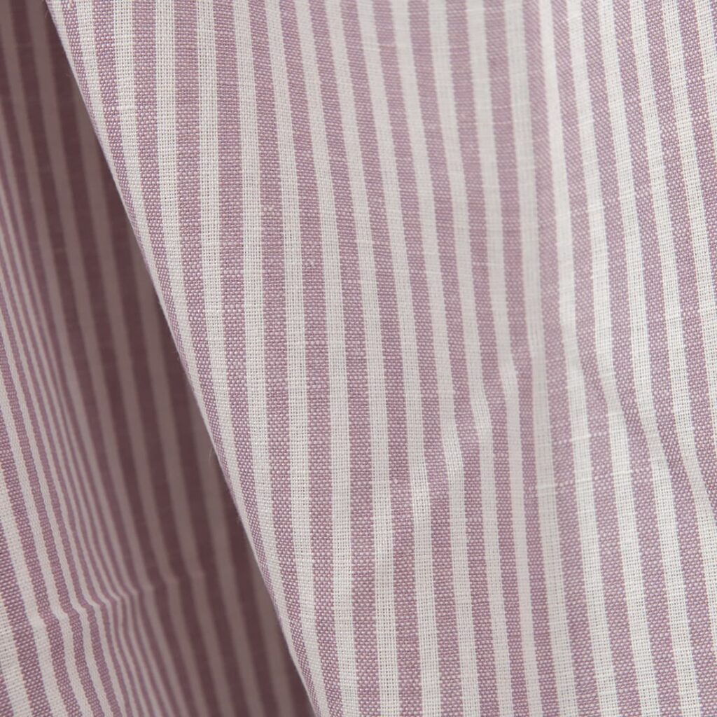 Tissu large en lin et coton à rayures blanches et lilas 2 Wide linen cotton fabric in white and lilac stripes close up detail