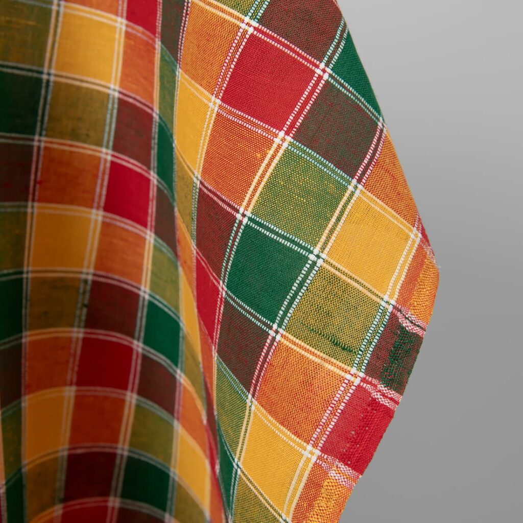 Tissu à carreaux jaunes, verts et rouges en lin et coton 2 Yellow, green and red checked linen cotton fabric edge