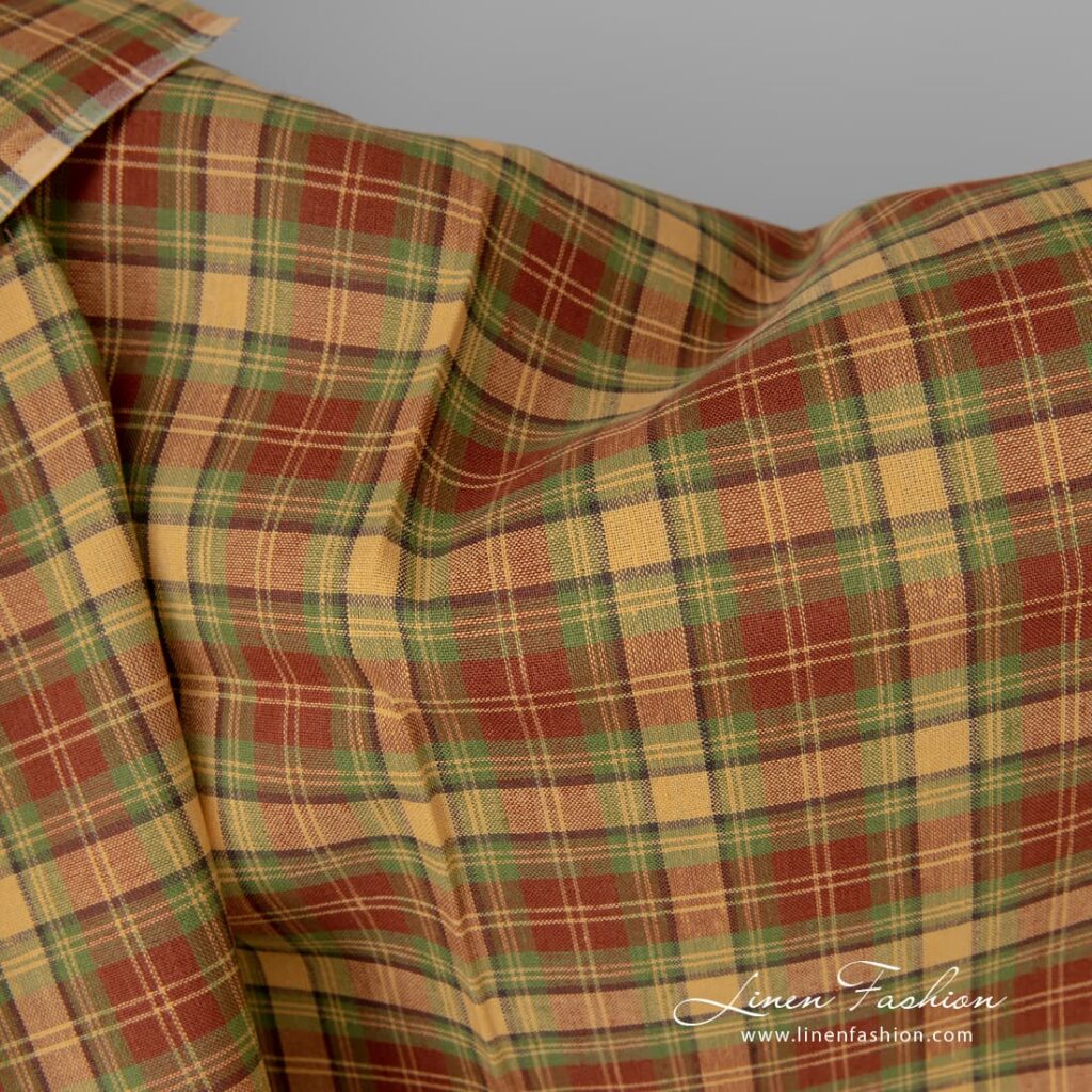 Tissu en lin et coton à carreaux rouges, verts et jaunes 2 Linen cotton fabric in red, green and yellow checks suitable for playful design items (clothing, bedding, curtains, tablecloths, etc.).