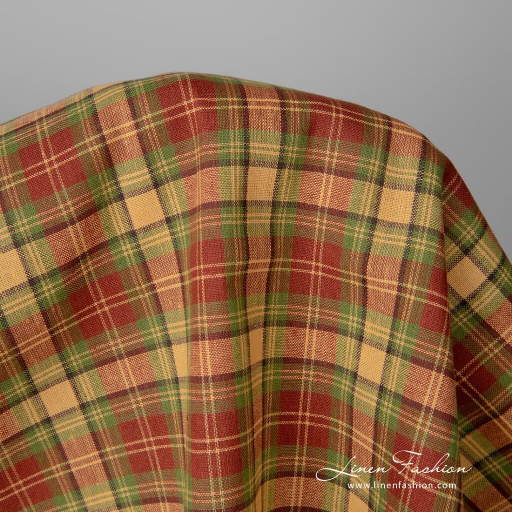 Tissu en lin et coton à carreaux rouges, verts et jaunes 3 Linen cotton fabric in dark red, green and yellow checks, and with dark brown narrow stripes
