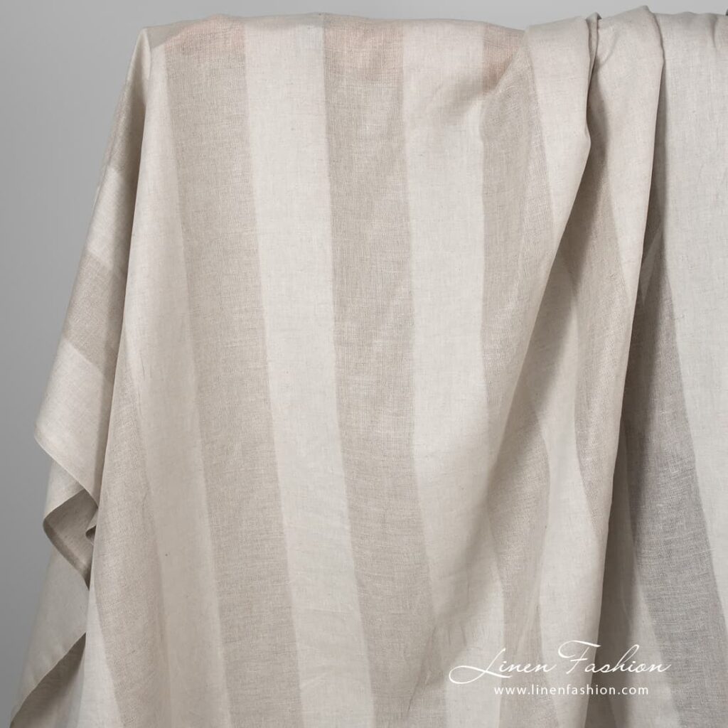 Tissu en coton lin gris à rayures ouvertes 1 Grey linen cotton fabric with open weave stripes.