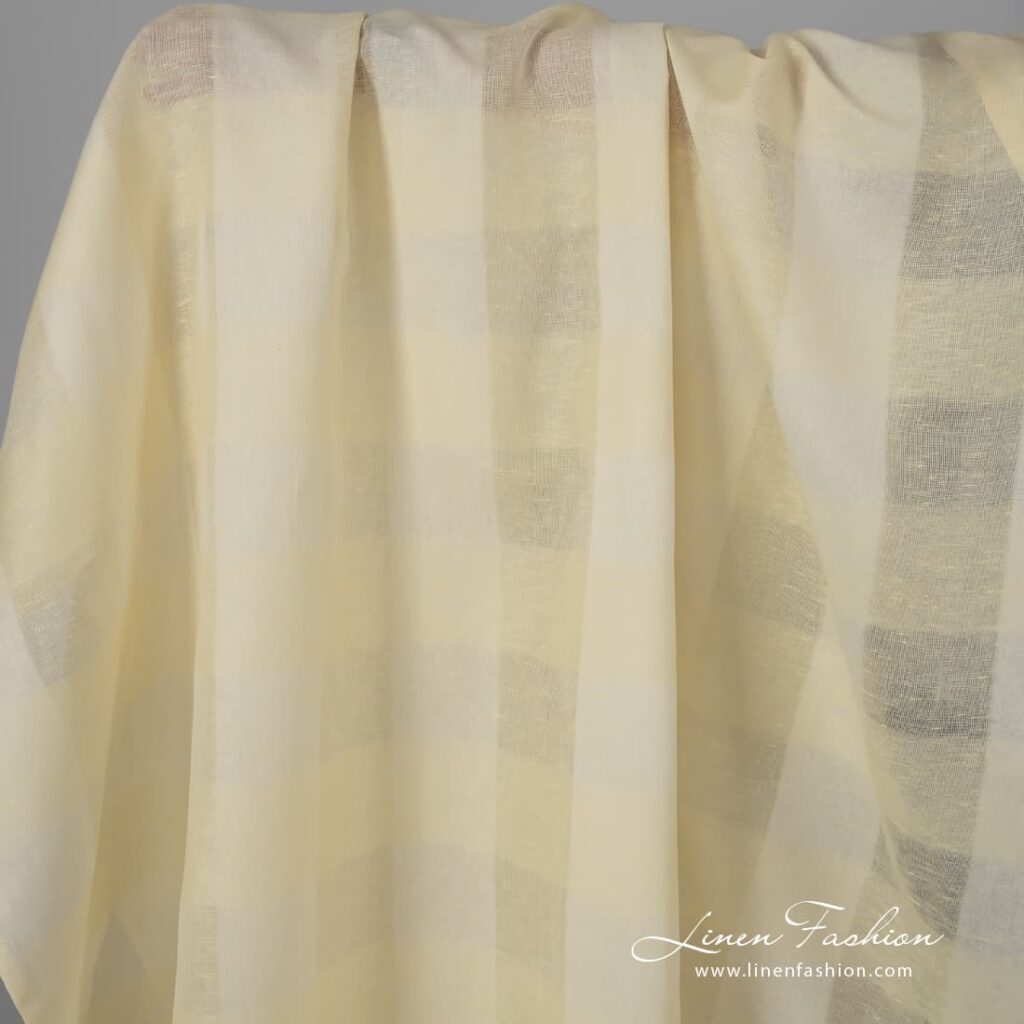 Tissu en coton lin jaune pâle à carreaux à armure ouverte 1 Pale yellow linen cotton fabric with stripes.