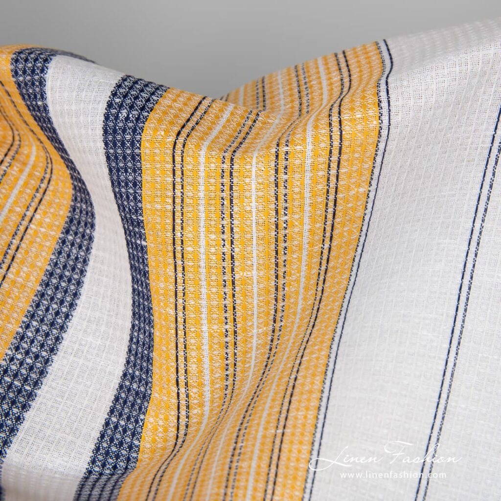 Tissu de lin et de coton gaufré blanc avec des rayures jaunes et bleues 3 Linen cotton fabric white waffle with yellow blue stripes close up view