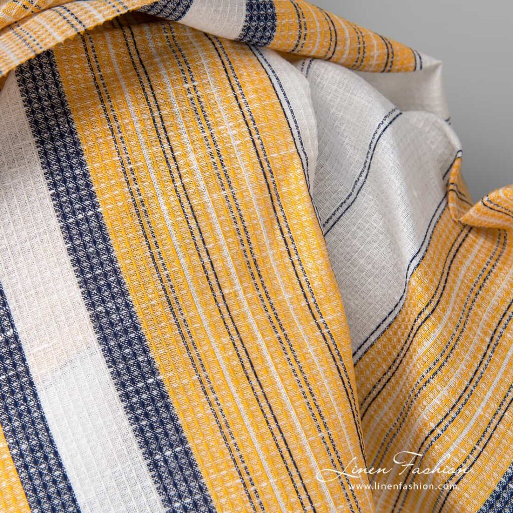 Tissu de lin et de coton gaufré blanc avec des rayures jaunes et bleues 5 Linen cotton fabric white waffle with yellow blue stripes close up detail