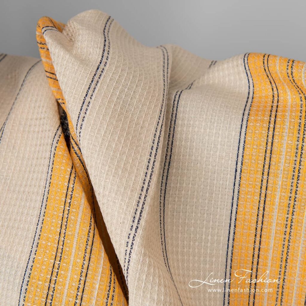 Tissu de coton lin gaufré sable avec rayures jaunes et bleues 2 Linen cotton fabric sand waffle with yellow blue stripes close up detail