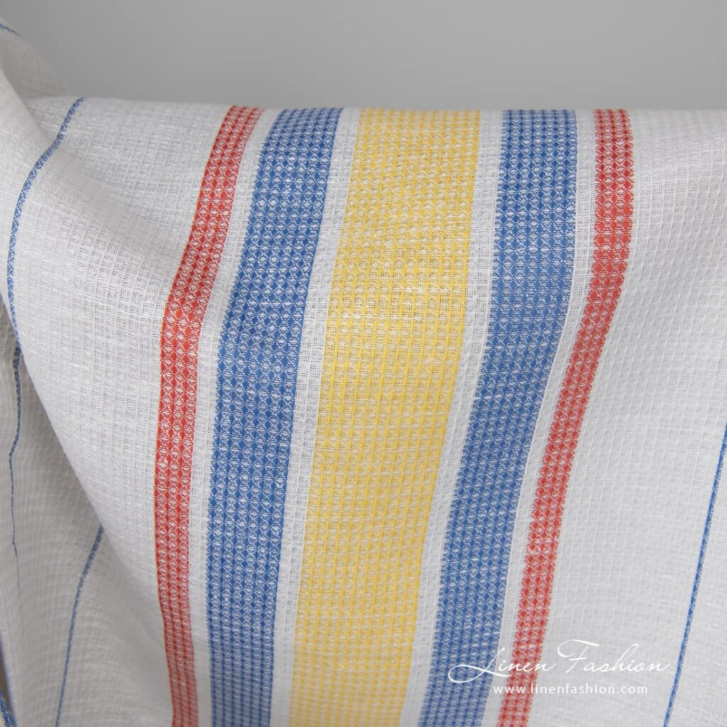 Tissu de lin et de coton gaufré blanc avec des rayures jaunes et rouges 3 Linen cotton fabric white waffle with yellow red stripes close up detail