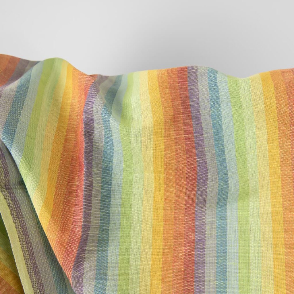 Tissu en lin et coton à rayures arc-en-ciel 5 Linen cotton fabric in rainbow colour stripes close up