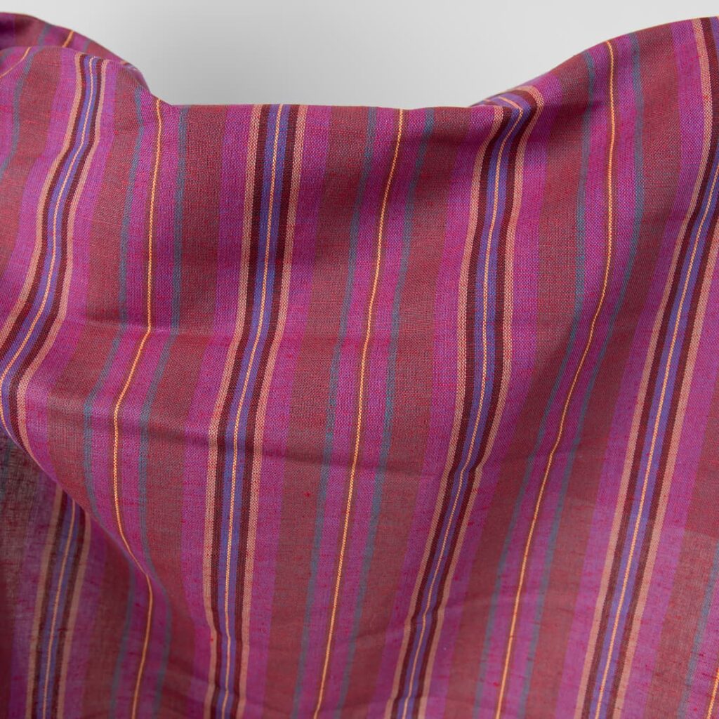 Tissu en lin et coton à rayures rouges de différentes nuances 4 Linen cotton fabric in different shade red stripes product photo