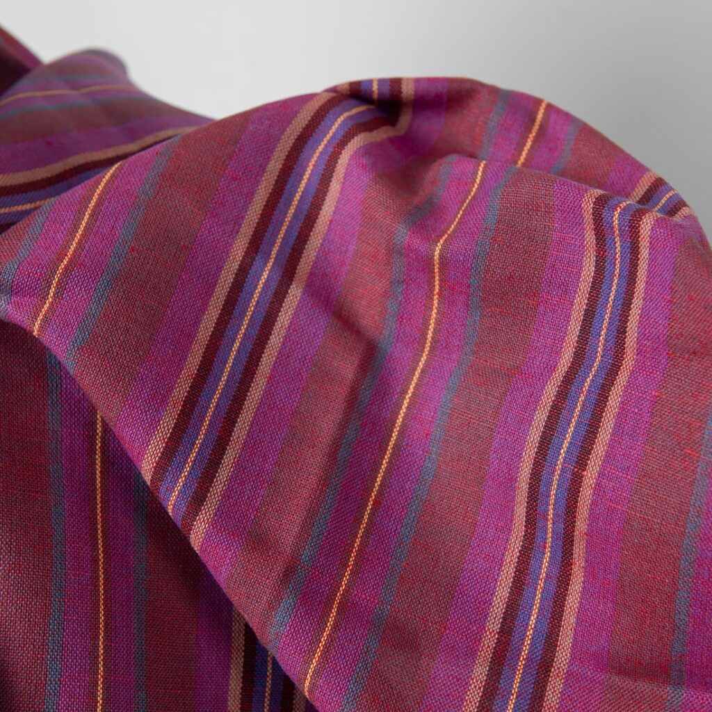 Tissu en lin et coton à rayures rouges de différentes nuances 3 Linen cotton fabric in different shade red stripes close up detail
