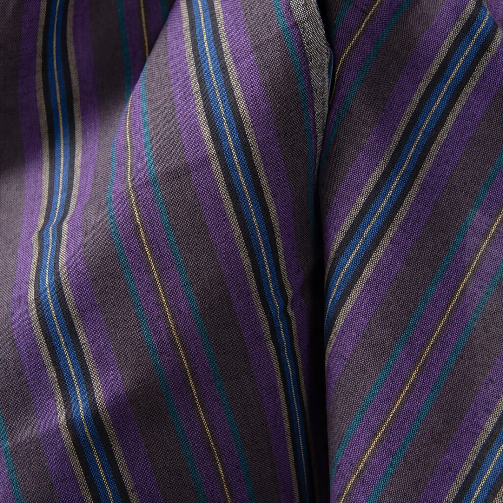 Tissu en lin et coton à rayures violettes de différentes nuances 2 Linen cotton fabric in different shade violet stripes close up detail