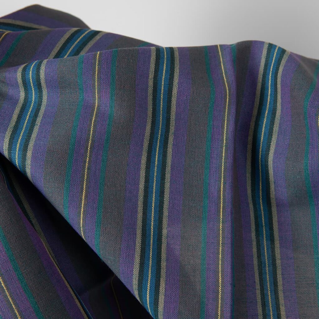Tissu en lin et coton à rayures violettes et bleues 4 Linen cotton fabric in violet and blue stripes close up detail