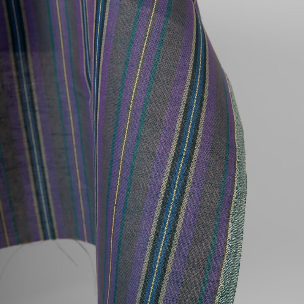 Tissu en lin et coton à rayures violettes et bleues 3 Linen cotton fabric in violet and blue stripes edge