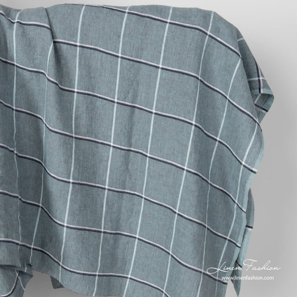 Tissu de lin gris bleu-vert délavé 1 Washed green grid check linen fabric.