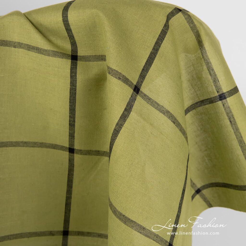 Tissu en coton lin vert clair avec des grilles noires 2 Light green dyed linen cotton fabric.