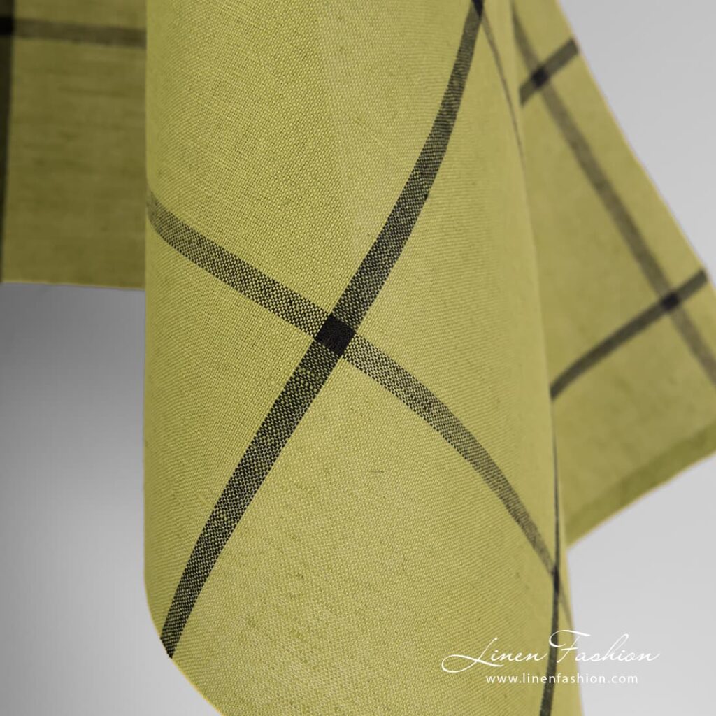 Tissu en coton lin vert clair avec des grilles noires 3 Checked light green linen cotton fabric.