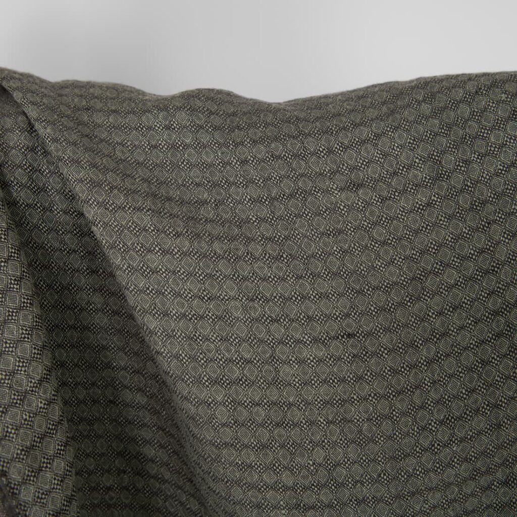 Tissu en lin lavé à motifs de losanges gris foncé et verts 3 Washed linen fabric dark grey and green diamond pattern, 100% linen
