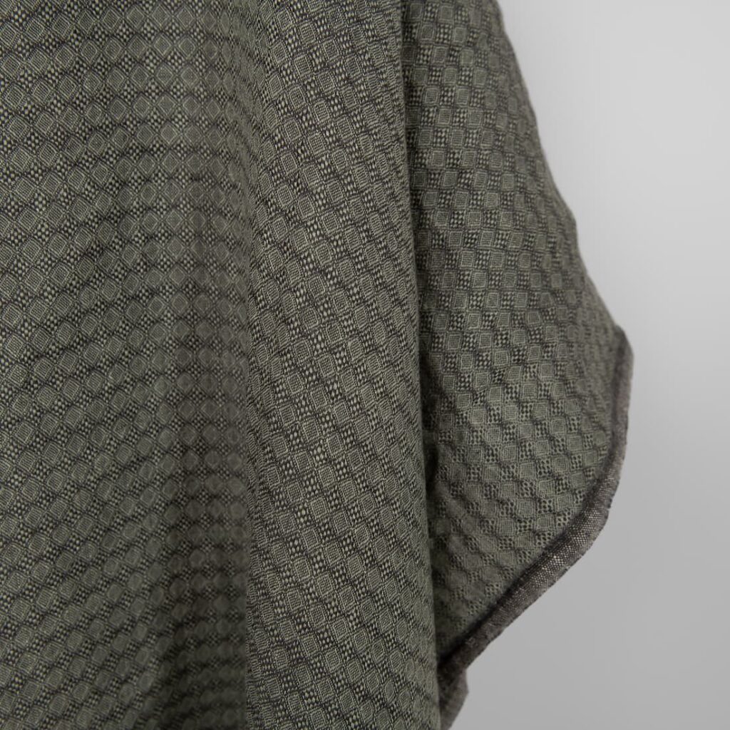 Tissu en lin lavé à motifs de losanges gris foncé et verts 4 Washed linen fabric dark grey and green diamond pattern, fabric edge