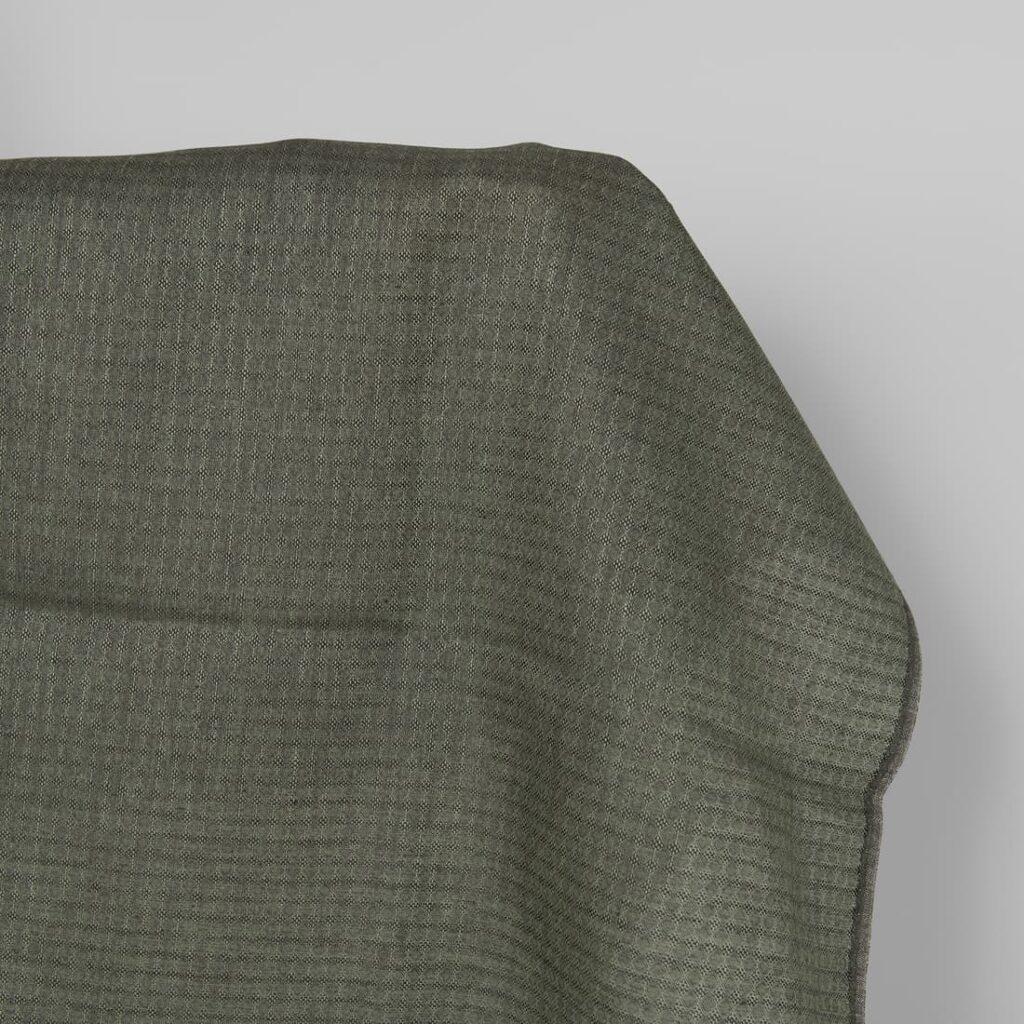 Tissu de lin gris foncé et vert à motifs de losanges 1 Tissu de lin gris foncé et vert à motifs de losanges