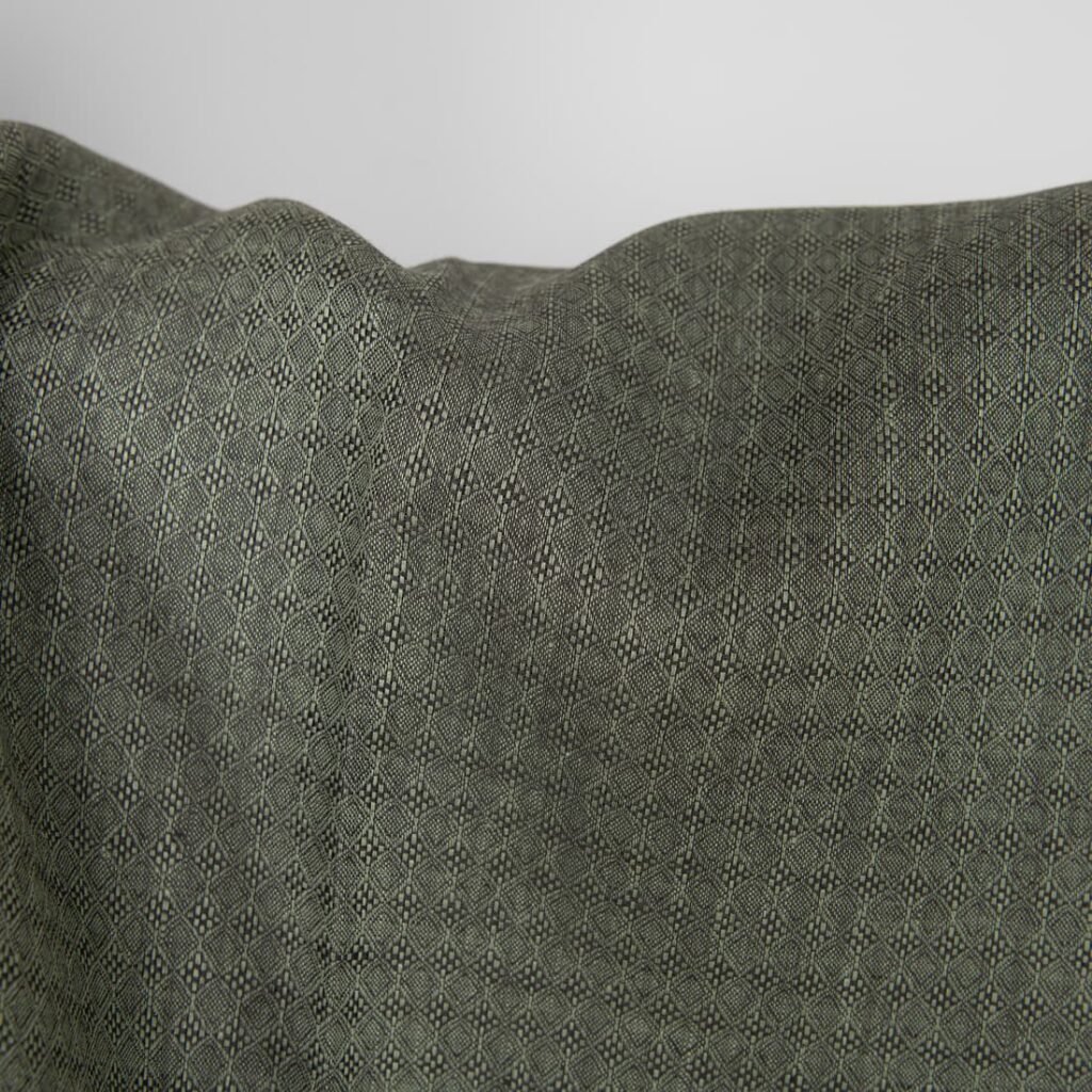 Tissu de lin gris foncé et vert à motifs de losanges 4 Tissu de lin gris foncé et vert à motifs de losanges – Image 4