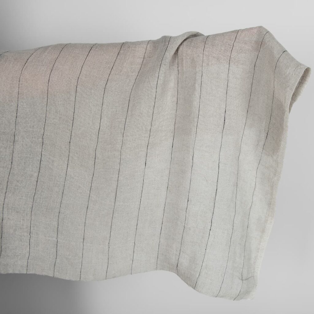 Tissu en lin transparent naturel avec des rayures noires lavées 1 Natural transparent linen fabric with black stripes washed