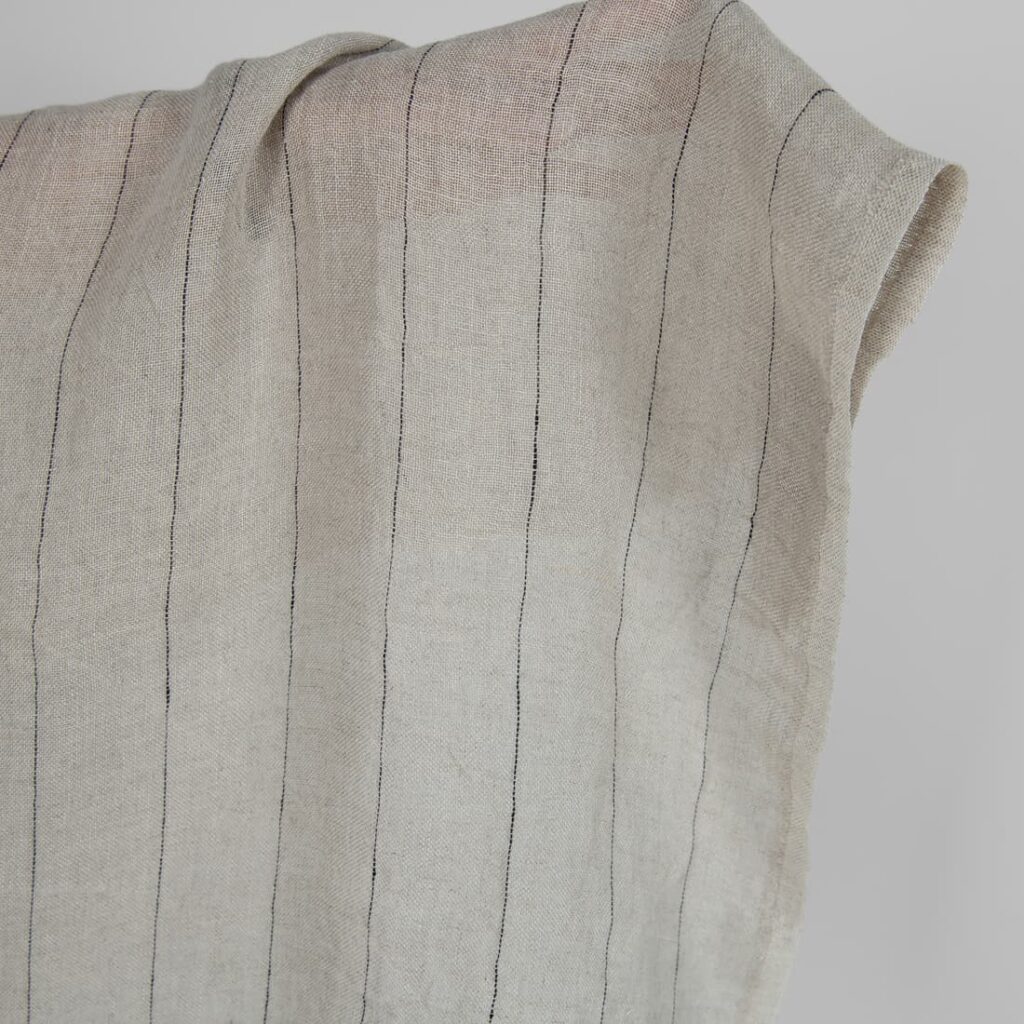 Tissu en lin transparent naturel avec des rayures noires lavées 4 Natural transparent linen fabric with black stripes washed product photo