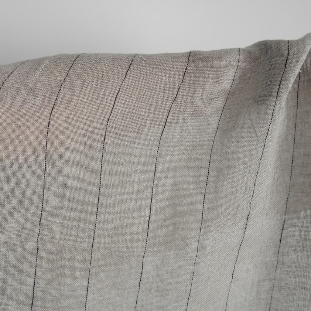 Tissu en lin transparent naturel avec des rayures noires lavées 2 Natural transparent linen fabric with black stripes washed close up detail